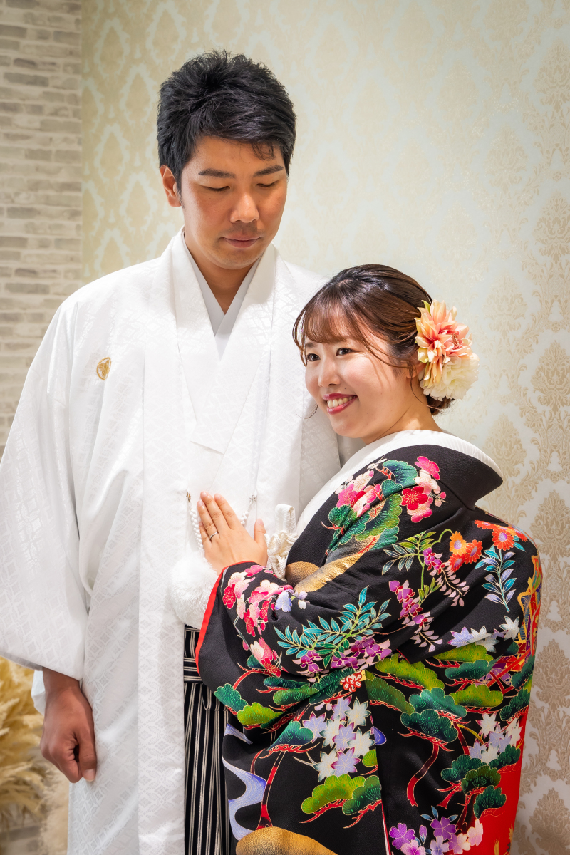 胸元へそっと手を添える寄り添いショット