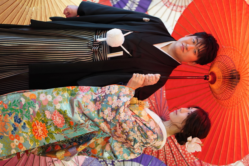 大きな和傘の下で寄り添うお二人♡