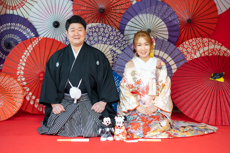 色鮮やかな和傘に囲まれて正座ショット