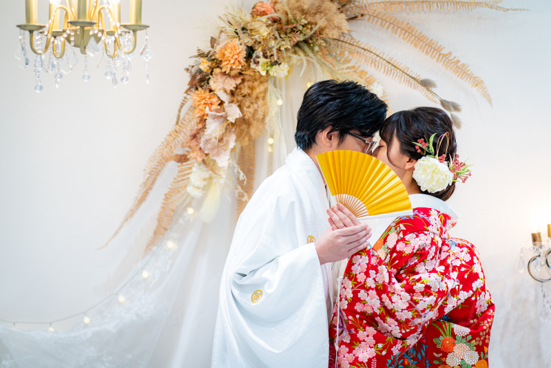 金色の扇子で口元を隠したショット♪