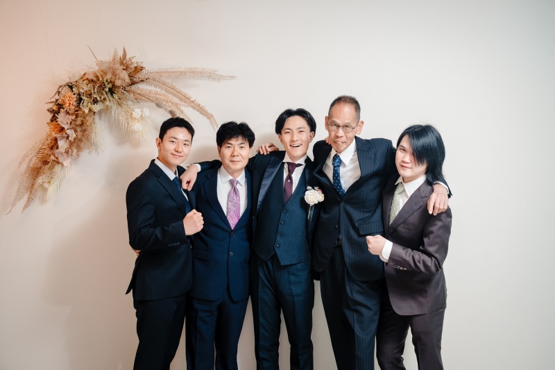 絆が深まる瞬間!「チーム男子」の男らしい肩組み