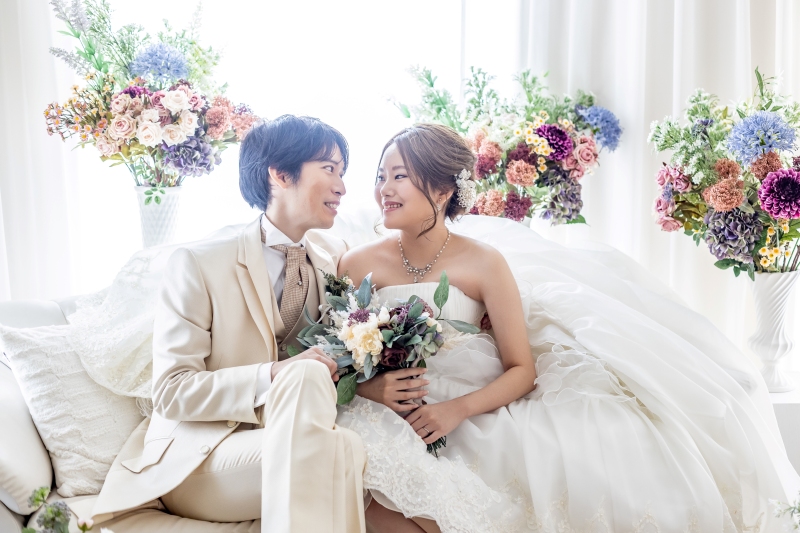 自然体で微笑み合うおふたり