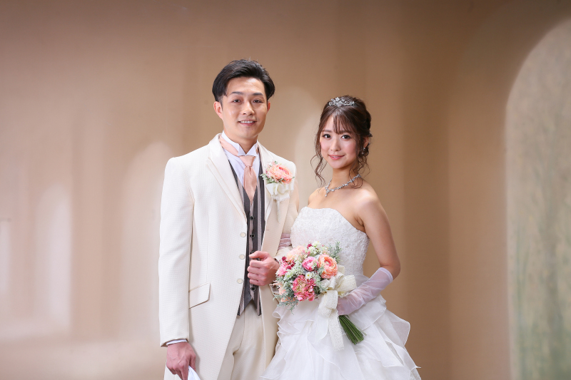 【洋装データ2カット台紙付プラン】スタジオ内背景スクリーン前で撮るフォーマルな結婚写真★