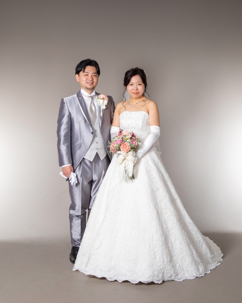 【洋装データ2カット台紙付プラン】スタジオ内背景スクリーン前で撮るフォーマルな結婚写真★