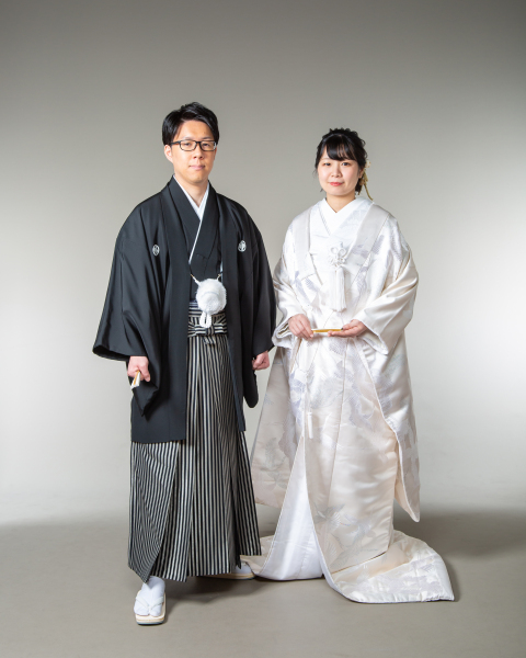 【和装データ2カット写真台紙付プラン】スタジオ内背景スクリーン前で撮るフォーマルな結婚写真★シンプルな撮影をご希望な方はこちら♪
