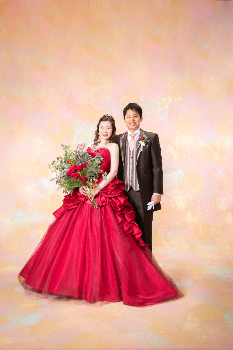 【洋装データ2カット台紙付プラン】スタジオ内背景スクリーン前で撮るフォーマルな結婚写真★