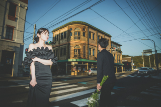 街ロケが好きです。信号待ちの時間、2人の位置や新婦様の表情が可愛らしく咄嗟にシャッターを切りました。お気に入りのカットです。