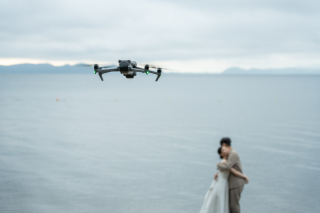 ドローンを使いで結婚式のオープニングムービーやフォトウェディングの記録映像をダイナミックかつドラマチックに演出します。
