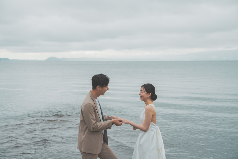 【海ロケフォトプラン】データ100カット保証(肌修正データ内20カット)｜提携衣装店衣装レンタル付き｜ブーケ付き(生花)