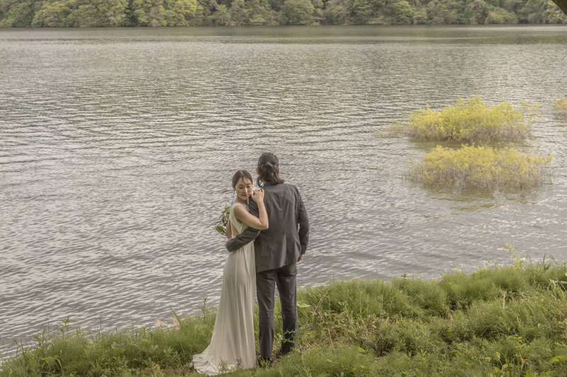 【湖畔ロケプラン】データ100カット(肌修正データ内20カット)｜当店無料ドレス1点or持込｜生花ブーケ付き