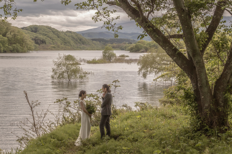 【湖畔ロケプラン】データ100カット(肌修正データ内20カット)｜当店無料ドレス1点or持込｜生花ブーケ付き