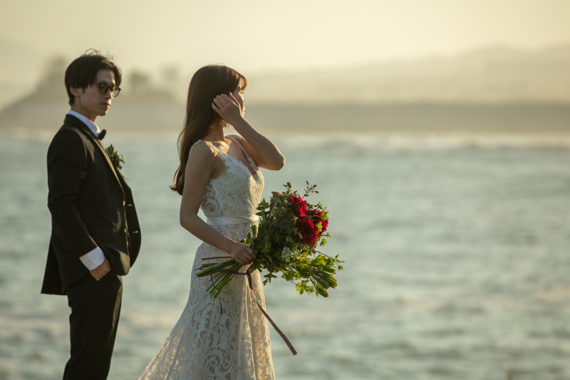 【海ロケフォトプラン】データ100カット保証(肌修正データ内20カット)｜当店無料ドレス1点or持込｜生花ブーケ付き