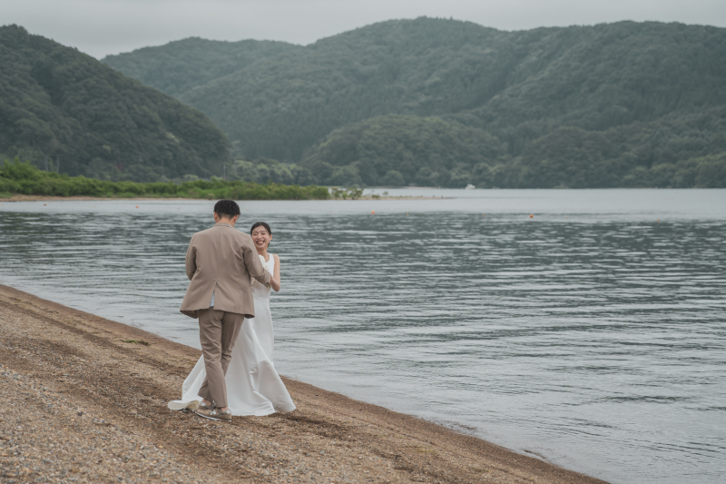 【洋装2着プラン】スタジオ+ロケ｜データ200カット(肌修正データ内30カット)｜提携衣装店衣装レンタル｜生花ブーケ1点込み