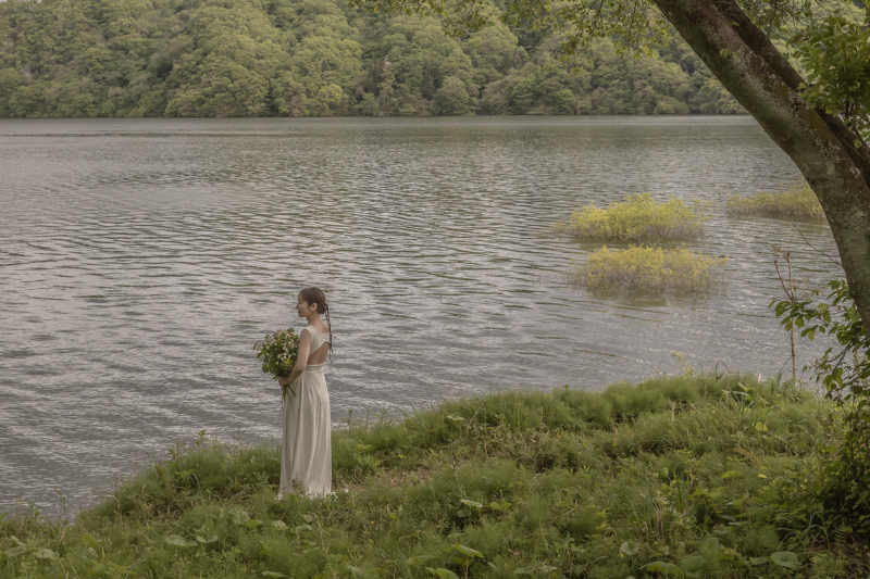 【湖畔ロケプラン】データ100カット(肌修正データ内20カット)｜当店無料ドレス1点or持込｜生花ブーケ付き