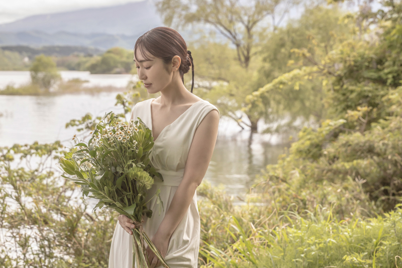 【湖畔ロケプラン】データ100カット(肌修正データ内20カット)｜当店無料ドレス1点or持込｜生花ブーケ付き