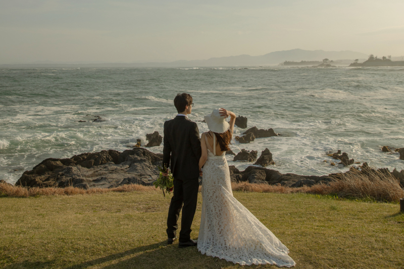 【海ロケフォトプラン】データ100カット保証(肌修正データ内20カット)｜当店無料ドレス1点or持込｜生花ブーケ付き