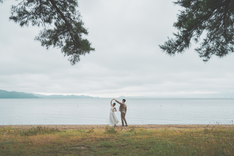 【海ロケフォトプラン】データ100カット保証(肌修正データ内20カット)｜提携衣装店衣装レンタル付き｜ブーケ付き(生花)