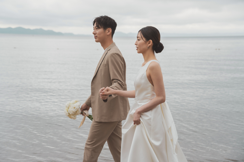 【洋装2着プラン】スタジオ+ロケ｜データ200カット(肌修正データ内30カット)｜提携衣装店衣装レンタル｜生花ブーケ1点込み