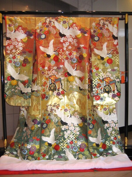 草花遊鶴紋
