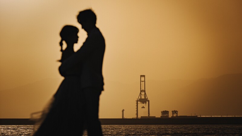 夕日を背にロマンティックなお二人。