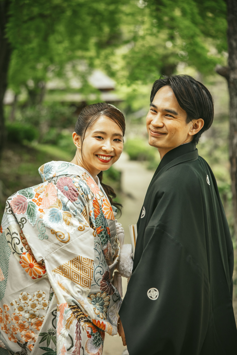 庭園に色打掛が映えます!