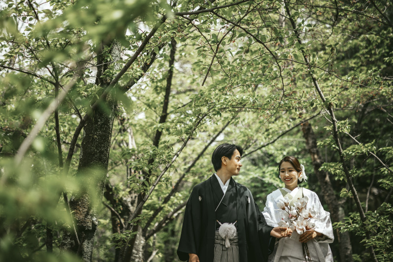 庭園の中をお散歩。楽しい会話が聞こえてくるよう。