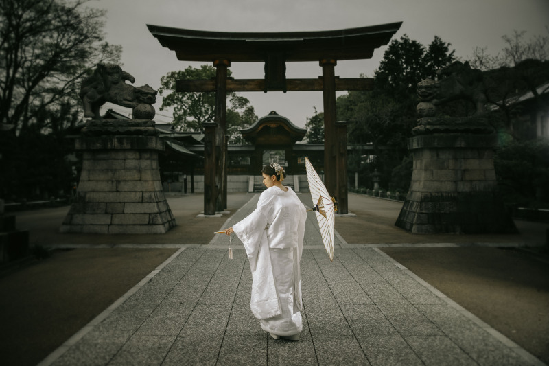 鳥居をバックに趣のあるショット!