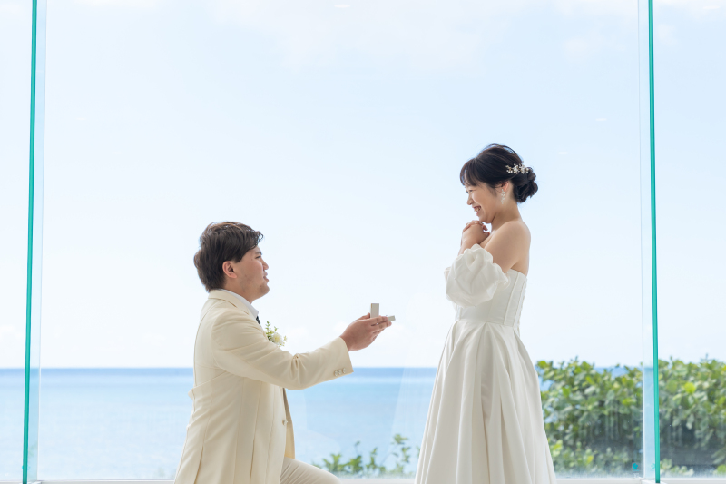 海を背景にプロポーズ!感動のサプライズショット