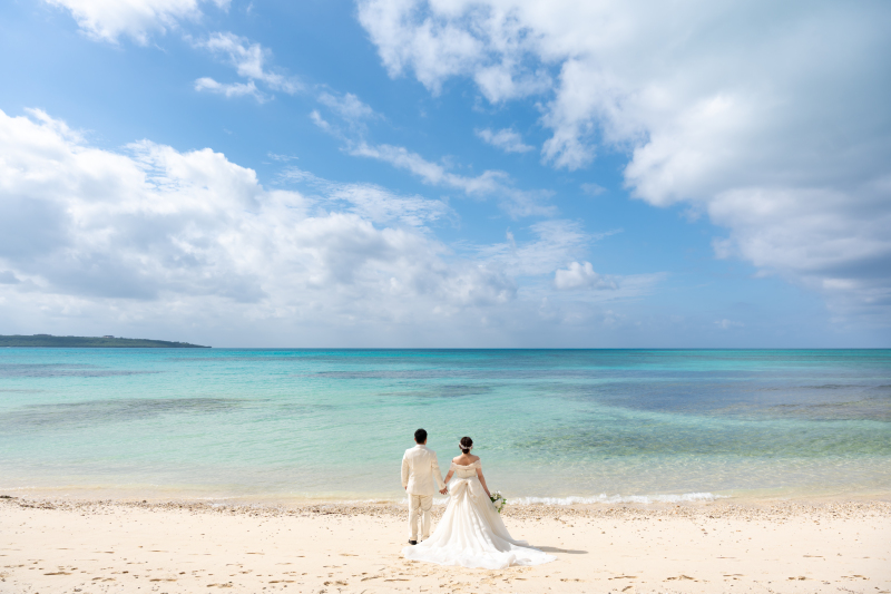 エメラルドブルーに輝く海でのビーチフォト