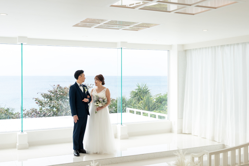 扉が開いた瞬間に水平線が一望できるチャペル