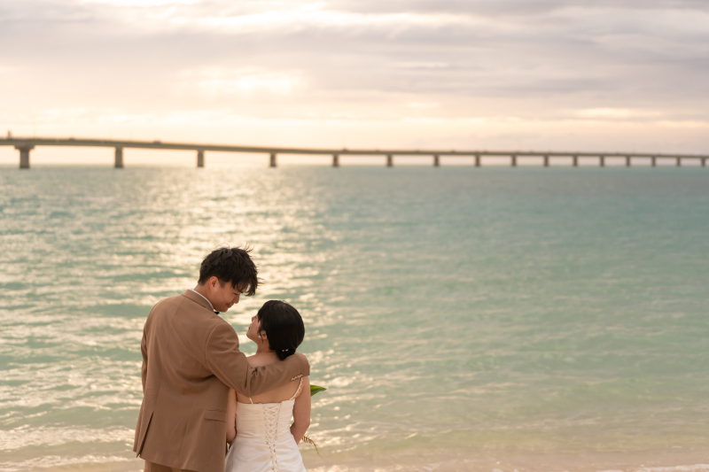 夕焼けに染まる海辺