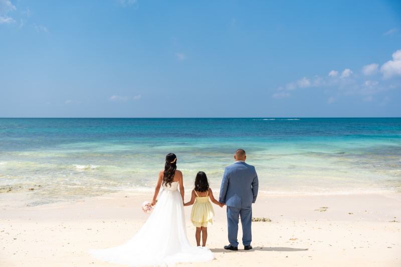 青い海を見つめるバックスタイル