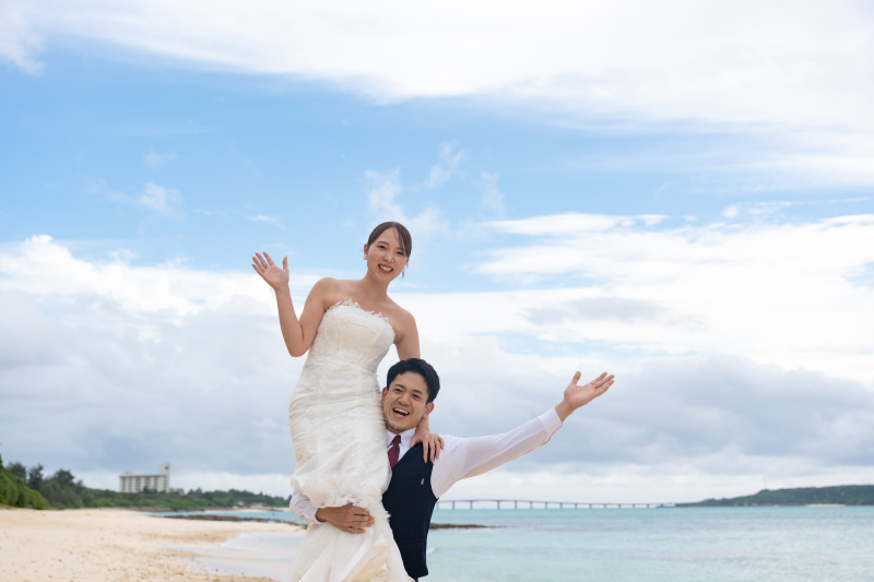 海辺での楽しいウェディングフォト