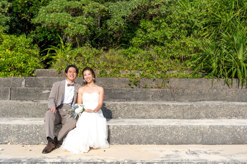 階段に座るナチュラルな笑顔