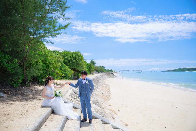 手を取り合って見つめ合うおふたり