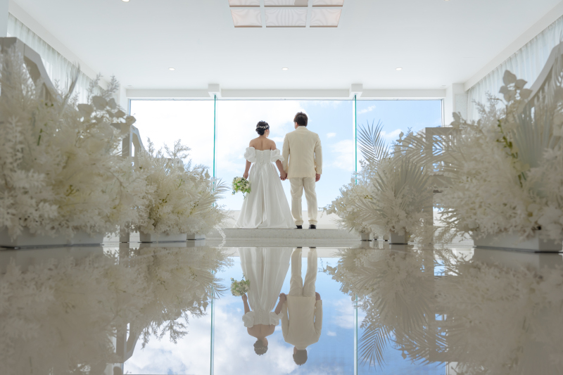 バージンロードに青空が映り込む幻想的な1枚