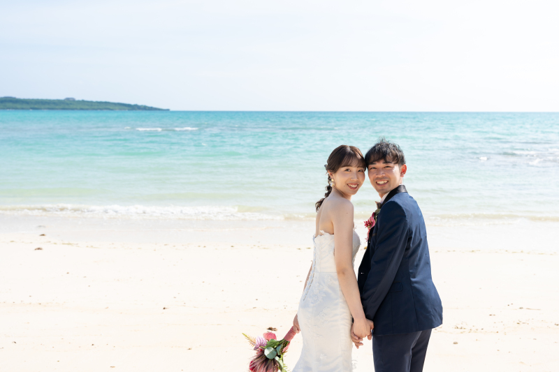 笑顔とビーチの美しさのコラボレーション