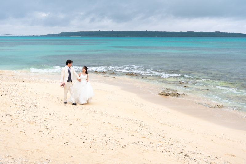 エメラルドブルーに輝く海でのビーチフォト