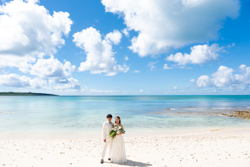 エメラルドブルーに輝く海でのビーチフォト