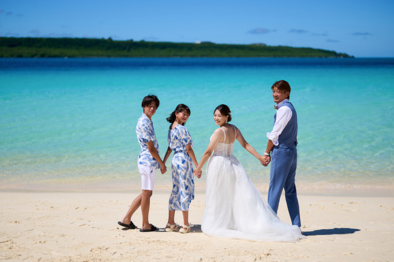 手を繋いで振り返りショット