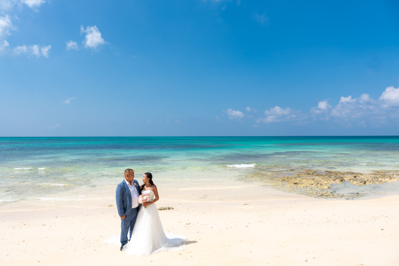 壮大な沖縄の海と空!穏やかに見つめ合う二人