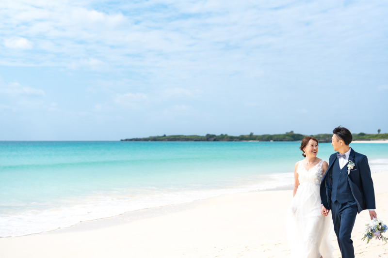 エメラルドブルーに輝く海でのビーチフォト