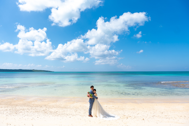 エメラルドブルーに輝く海でのビーチフォト