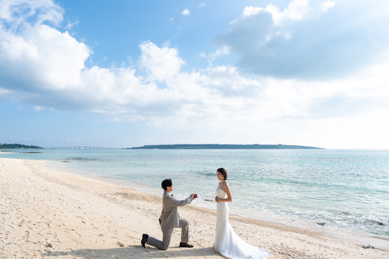 ビーチで愛を誓う!感動のプロポーズ