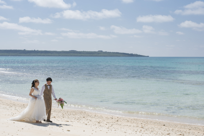エメラルドブルーに輝く海でのビーチフォト