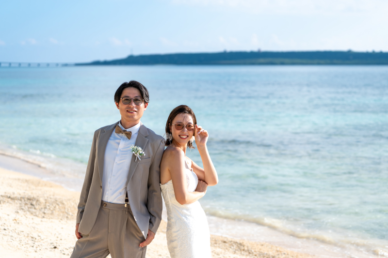 お揃いのサングラスでリゾート感を満喫