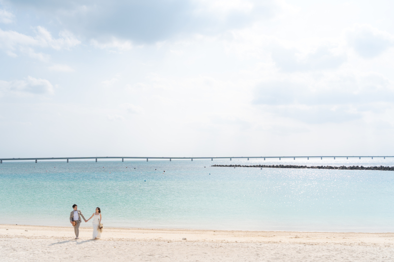 宮古ブルーをバックに撮影★おふたりだけのまるでプライベートビーチのような1枚に^^♪