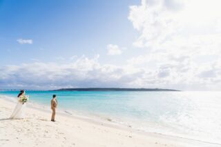沖縄の壮大なビーチにて