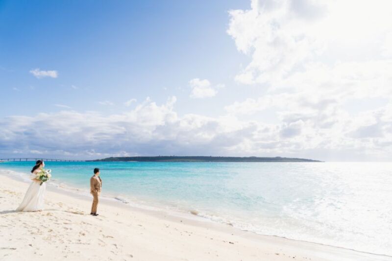 沖縄の壮大なビーチにて