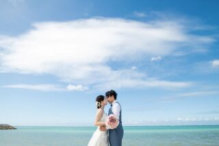 青い海と空の下で、風も感じながらのロケーション撮影